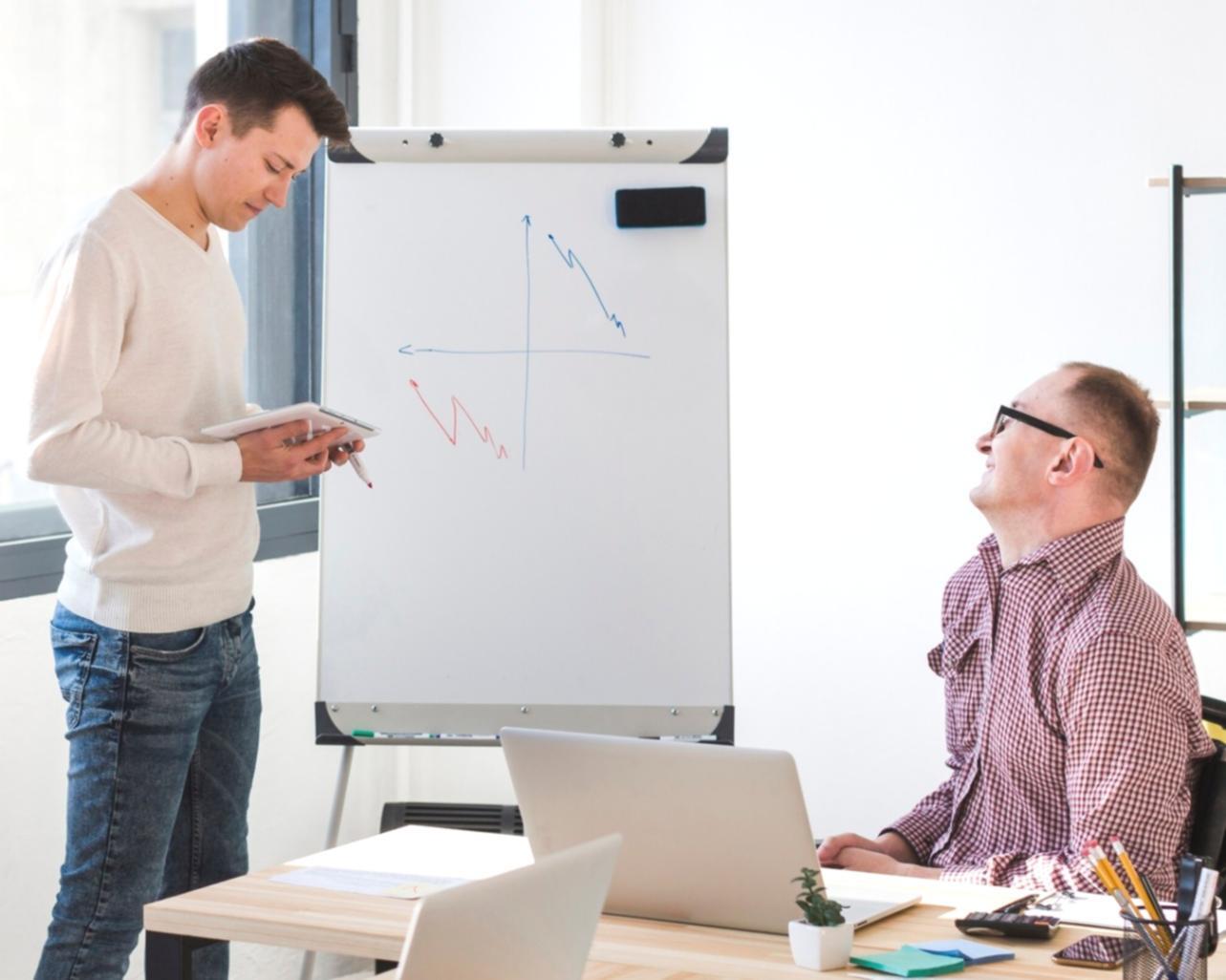 Session de formation avec des participants étudiant les aspects financiers de la franchise